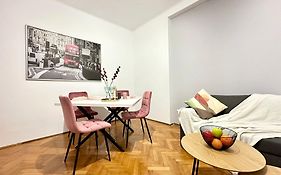 Holiday Apartments Piata Romana With Balcony